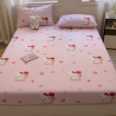 91家纺网 家纺一手货源 找家纺 博雅 2024新款三丽鸥卡通系列全棉印花床笠 小熊苹果KT