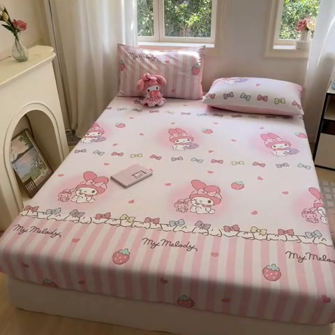 91家纺网 家纺一手货源 找家纺 博雅 2024新款三丽鸥卡通系列全棉印花床笠 草莓条纹美乐蒂