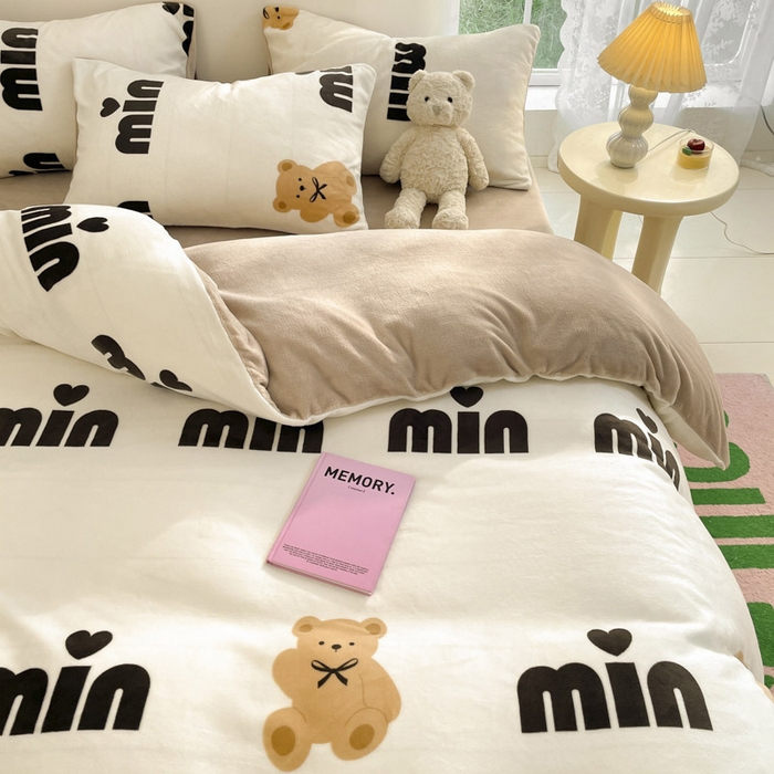 91家纺网 家纺一手货源 找家纺 莱米家纺 2024新款7斤重牛奶绒卡通小版四件套系列 可爱熊仔