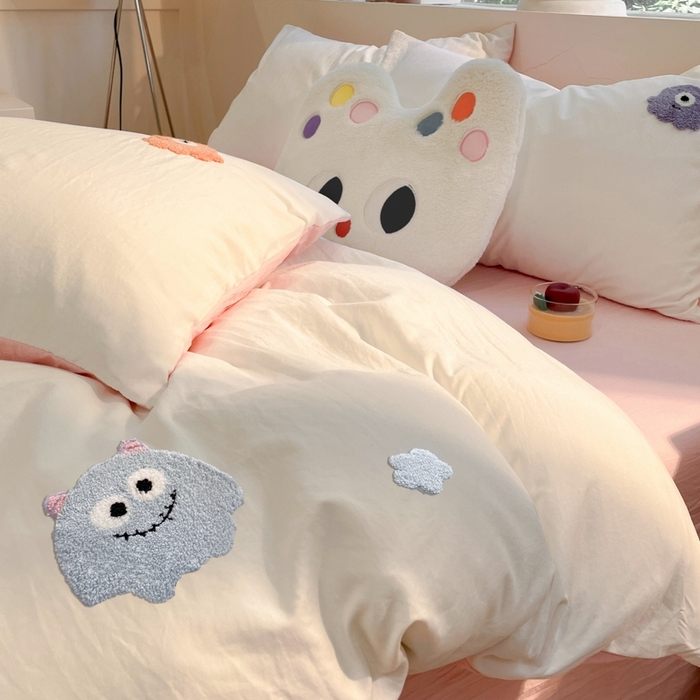 91家纺网 家纺一手货源 找家纺 葡萄家 2024新款毛巾绣水洗云朵棉萌系小怪兽四件套 小怪兽-白粉