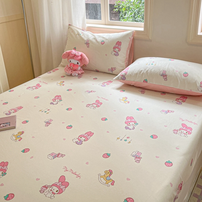 91家纺网 家纺一手货源 找家纺 博雅 2024新款三丽鸥卡通系列全棉印花床笠 游乐园木马美乐蒂