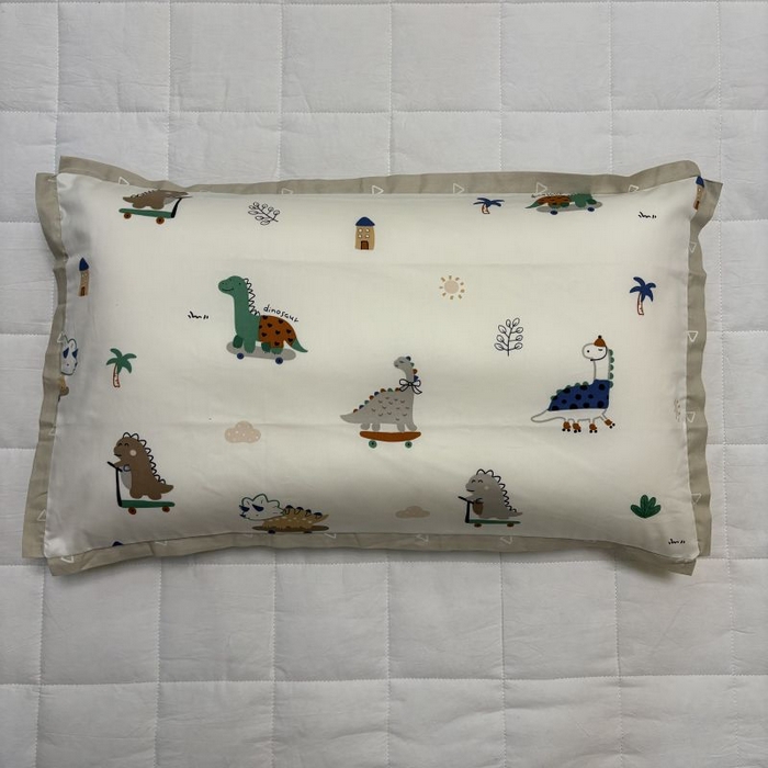 91家纺网 家纺一手货源 找家纺 2024新款A类133x72铂金全棉枕套枕头枕芯七彩童年系列 枕套+枕芯-实拍图 恐龙印记