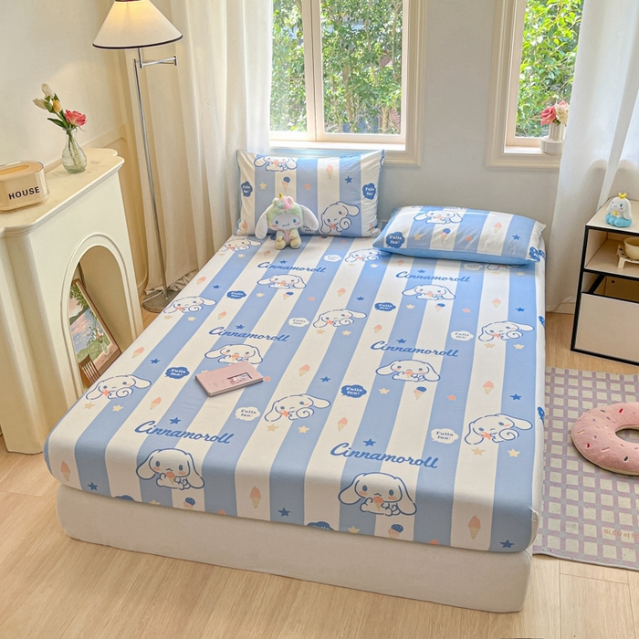 91家纺网 家纺一手货源 找家纺 博雅 2024新款三丽鸥卡通系列全棉印花床笠 蓝条纹玉桂狗