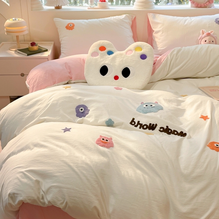 91家纺网 家纺一手货源 找家纺 葡萄家 2024新款毛巾绣水洗云朵棉萌系小怪兽四件套 小怪兽-白粉