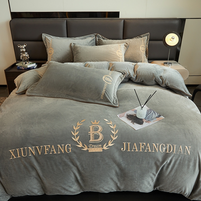 91家纺网 家纺一手货源 找家纺 绣女坊 2024新款高克重宝宝绒四件套 眷恋-灰色