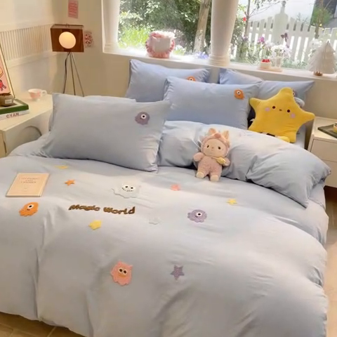 91家纺网 家纺一手货源 找家纺 葡萄家 2024新款毛巾绣水洗云朵棉萌系小怪兽四件套 小怪兽-天空蓝