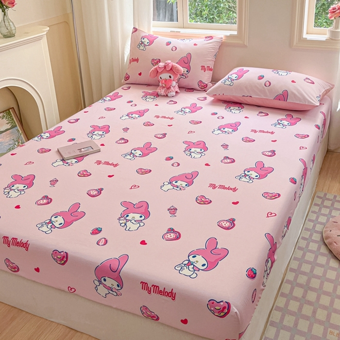 91家纺网 家纺一手货源 找家纺 博雅 2024新款三丽鸥卡通系列全棉印花床笠 爱心草莓美乐蒂