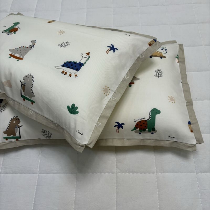 91家纺网 家纺一手货源 找家纺 2024新款A类133x72铂金全棉枕套枕头枕芯七彩童年系列 枕套+枕芯-实拍图 恐龙印记