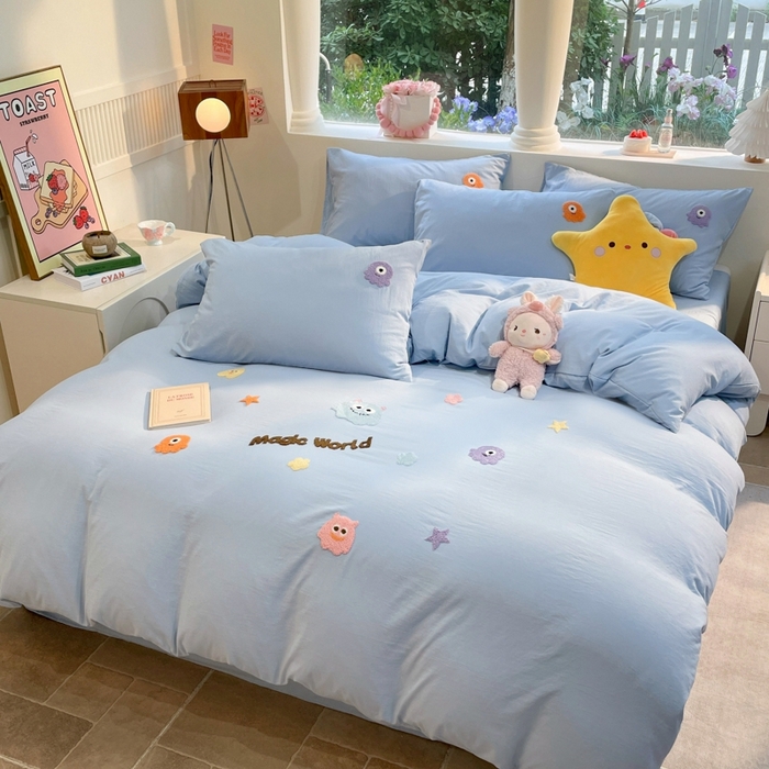 91家纺网 家纺一手货源 找家纺 葡萄家 2024新款毛巾绣水洗云朵棉萌系小怪兽四件套 小怪兽-天空蓝