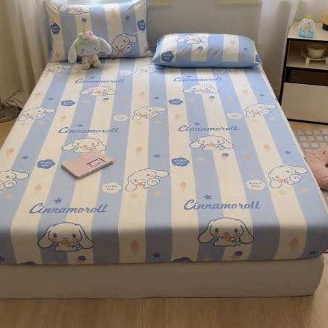 91家纺网 家纺一手货源 找家纺 博雅 2024新款三丽鸥卡通系列全棉印花床笠 蓝条纹玉桂狗