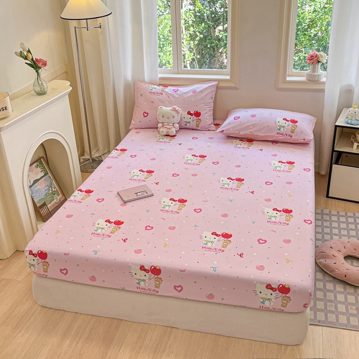 91家纺网 家纺一手货源 找家纺 博雅 2024新款三丽鸥卡通系列全棉印花床笠 小熊苹果KT