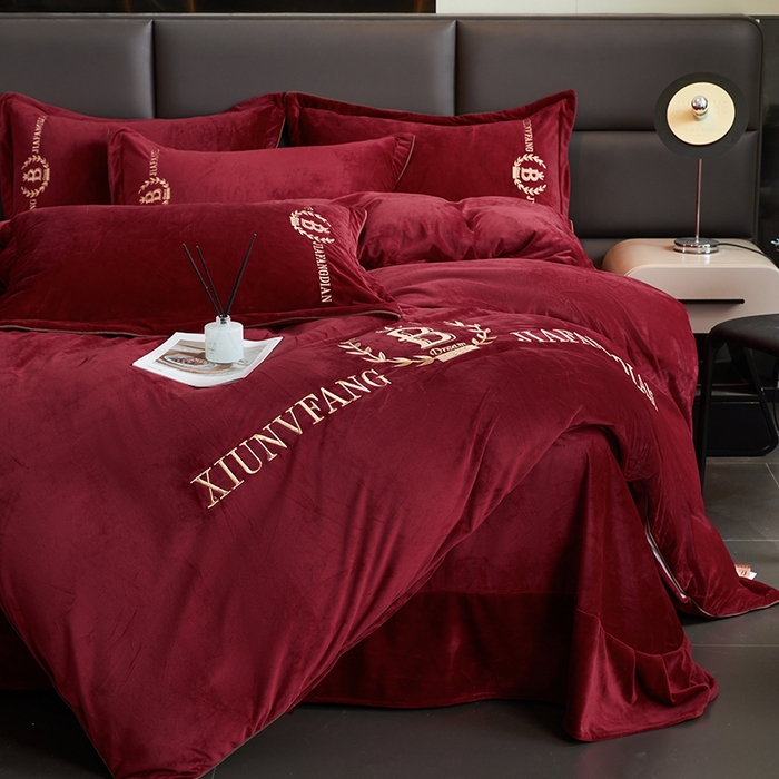 91家纺网 家纺一手货源 找家纺 绣女坊 2024新款高克重宝宝绒四件套 眷恋-酒红色