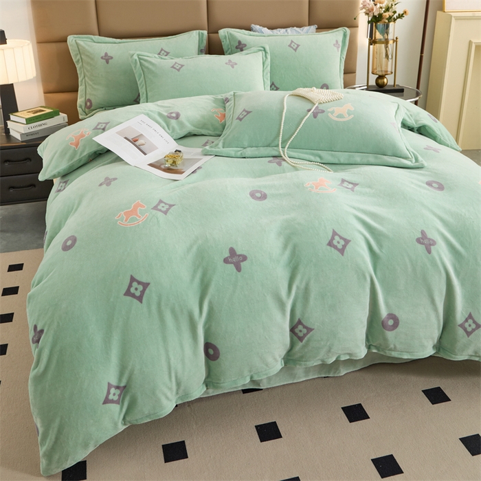 91家纺网 家纺一手货源 找家纺 优姿家纺 2025新款加厚全消光牛奶绒印花四件套 幸运草-绿