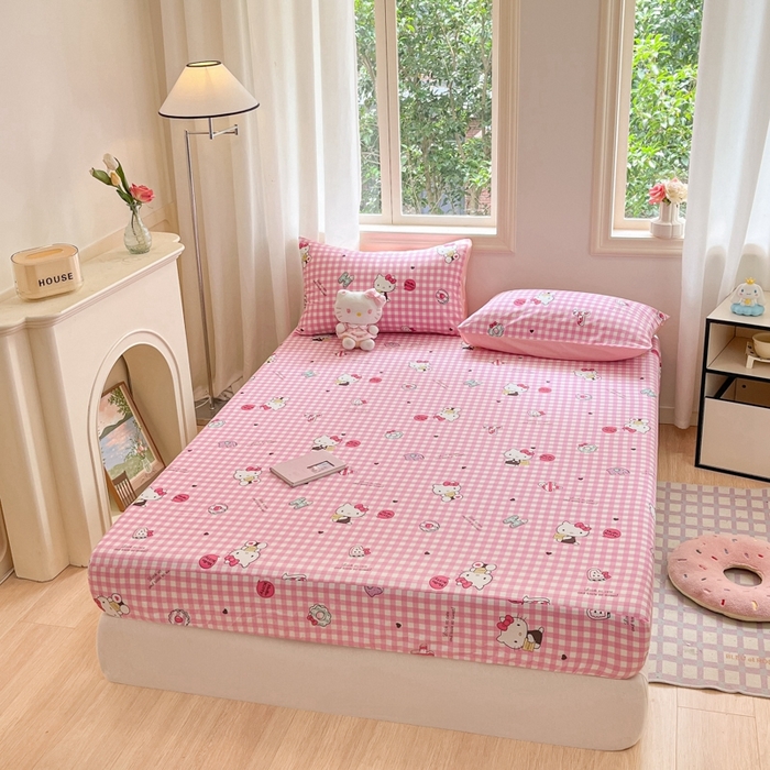 91家纺网 家纺一手货源 找家纺 博雅 2024新款三丽鸥卡通系列全棉印花床笠 小粉格KT