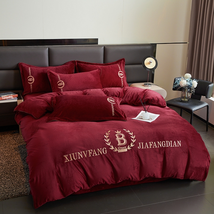 91家纺网 家纺一手货源 找家纺 绣女坊 2024新款高克重宝宝绒四件套 眷恋-酒红色