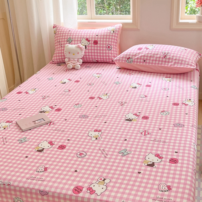 91家纺网 家纺一手货源 找家纺 博雅 2024新款三丽鸥卡通系列全棉印花床笠 小粉格KT