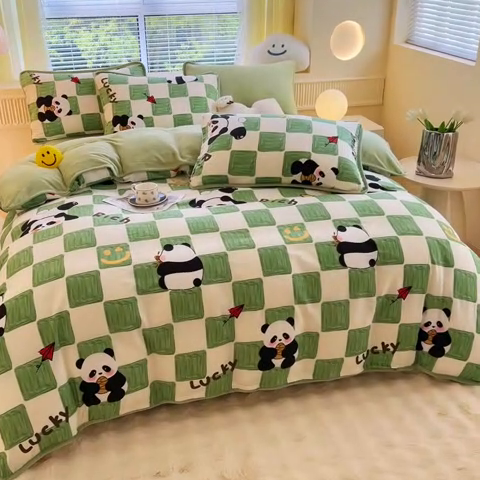 91家纺网 家纺一手货源 找家纺 2024新款全棉加牛奶绒四件套单被套系列-四件套 緑格熊猫
