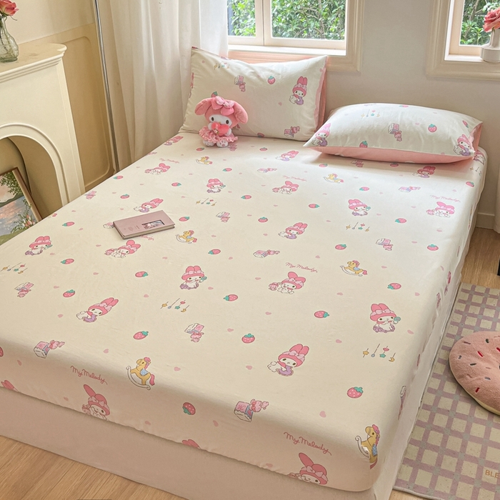 91家纺网 家纺一手货源 找家纺 博雅 2024新款三丽鸥卡通系列全棉印花床笠 游乐园木马美乐蒂