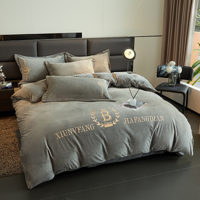 91家纺网 家纺一手货源 找家纺 绣女坊 2024新款高克重宝宝绒四件套 眷恋-灰色