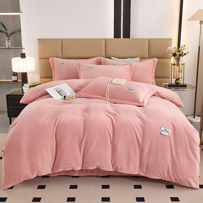 91家纺网 家纺一手货源 找家纺 优姿家纺 2025新款加厚全消光牛奶绒印花四件套 淡粉玉