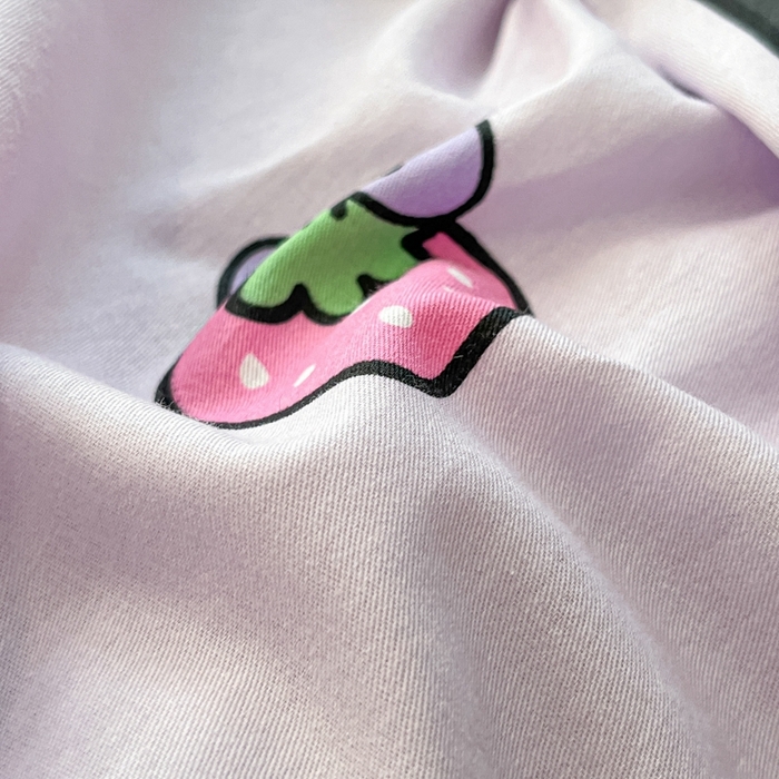 91家纺网 家纺一手货源 找家纺 博雅 2024新款三丽鸥卡通系列全棉印花床笠 草莓库洛米