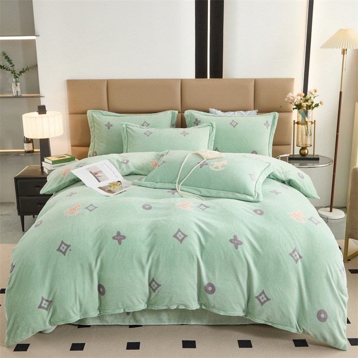 91家纺网 家纺一手货源 找家纺 优姿家纺 2025新款加厚全消光牛奶绒印花四件套 幸运草-绿