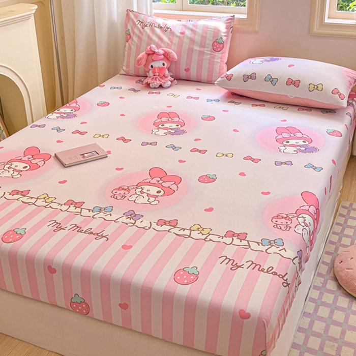 91家纺网 家纺一手货源 找家纺 博雅 2024新款三丽鸥卡通系列全棉印花床笠 草莓条纹美乐蒂