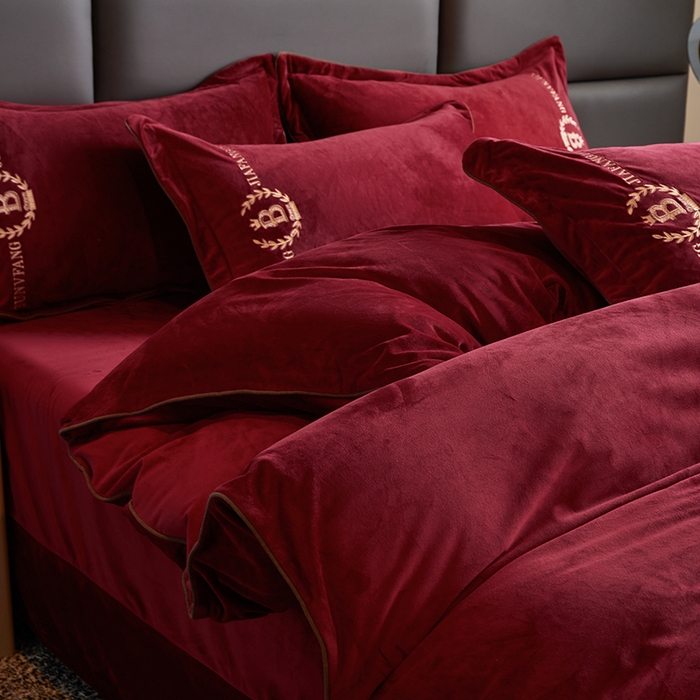 91家纺网 家纺一手货源 找家纺 绣女坊 2024新款高克重宝宝绒四件套 眷恋-酒红色