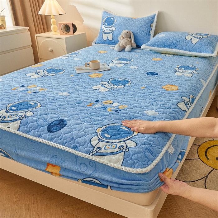 91家纺网 家纺一手货源 找家纺 兄弟坊 2024新款牛奶绒印花床护垫床笠 床垫保护套 宇航员-床笠款