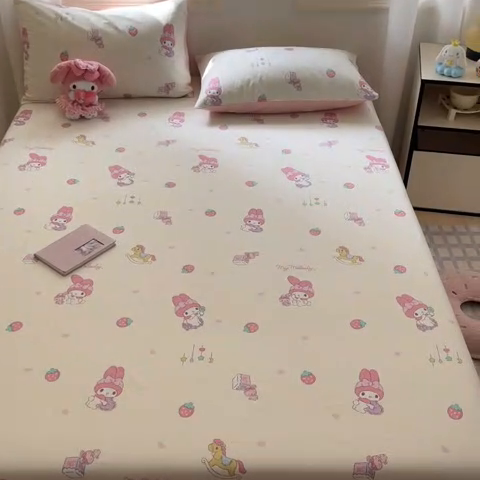 91家纺网 家纺一手货源 找家纺 博雅 2024新款三丽鸥卡通系列全棉印花床笠 游乐园木马美乐蒂