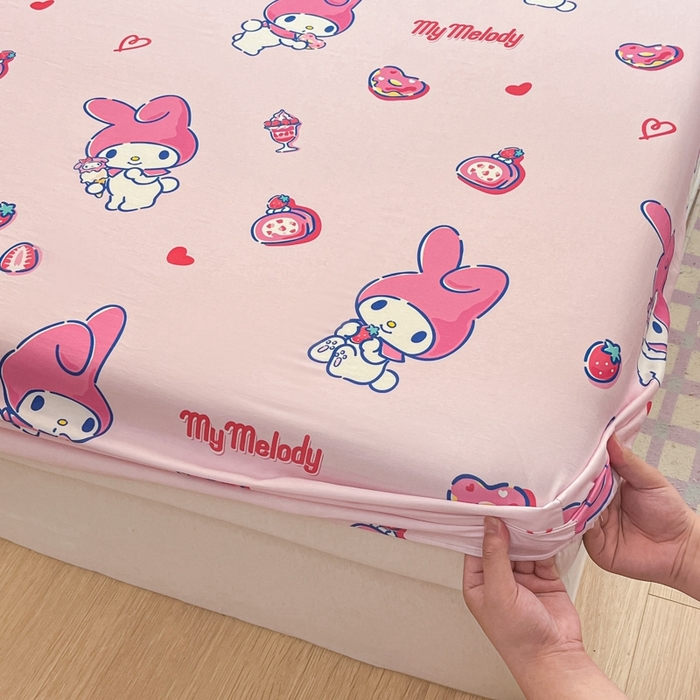 91家纺网 家纺一手货源 找家纺 博雅 2024新款三丽鸥卡通系列全棉印花床笠 爱心草莓美乐蒂