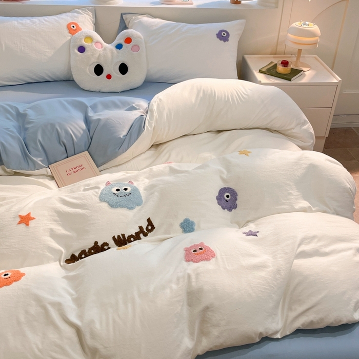 91家纺网 家纺一手货源 找家纺 葡萄家 2024新款毛巾绣水洗云朵棉萌系小怪兽四件套 小怪兽-白蓝