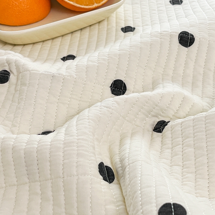 91家纺网 家纺一手货源 找家纺 暖居 2024新款韩系大包边双面纯棉床盖 经典小波点