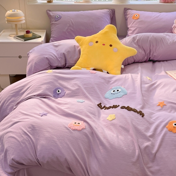 91家纺网 家纺一手货源 找家纺 葡萄家 2024新款毛巾绣水洗云朵棉萌系小怪兽四件套 小怪兽-香芋紫