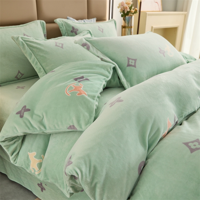 91家纺网 家纺一手货源 找家纺 优姿家纺 2025新款加厚全消光牛奶绒印花四件套 幸运草-绿