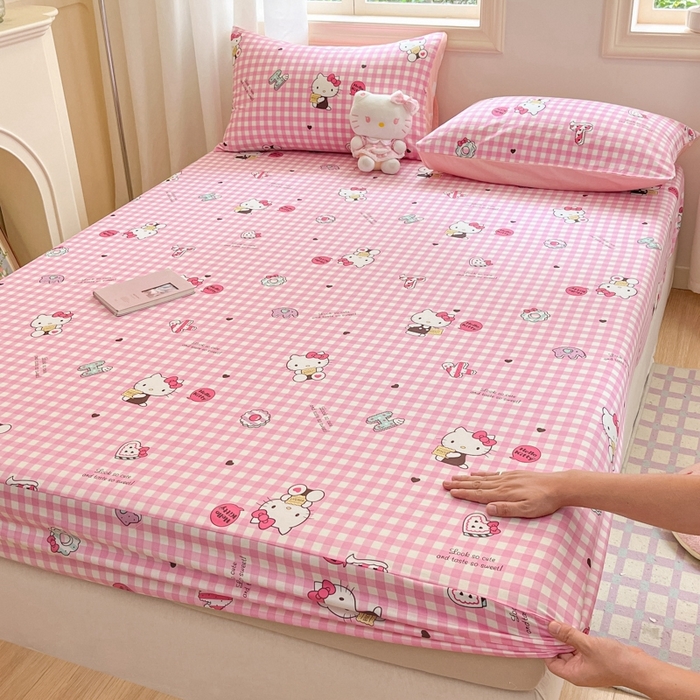 91家纺网 家纺一手货源 找家纺 博雅 2024新款三丽鸥卡通系列全棉印花床笠 小粉格KT