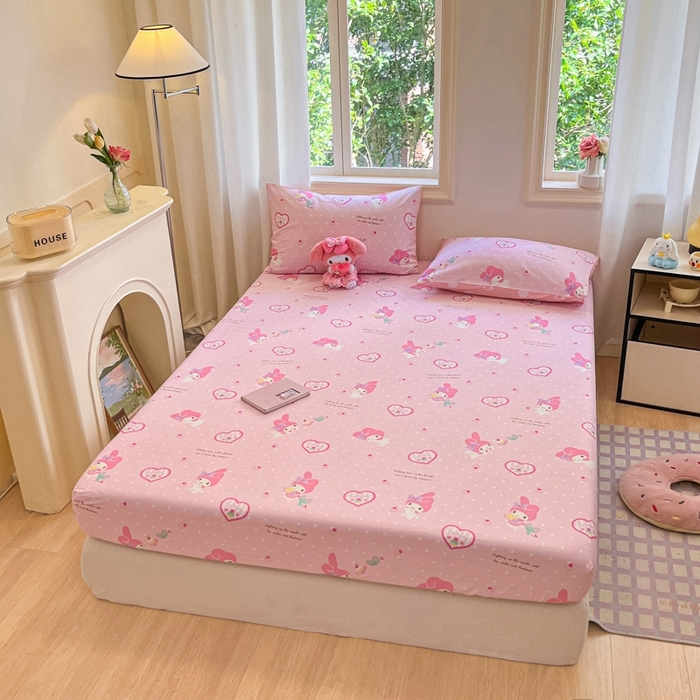 91家纺网 家纺一手货源 找家纺 博雅 2024新款三丽鸥卡通系列全棉印花床笠 粉色爱心美乐蒂