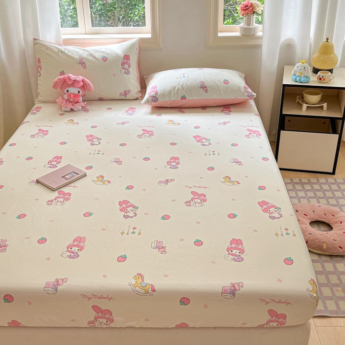 91家纺网 家纺一手货源 找家纺 博雅 2024新款三丽鸥卡通系列全棉印花床笠 游乐园木马美乐蒂