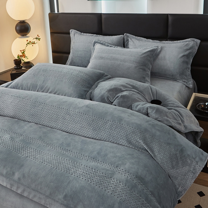 91家纺网 家纺一手货源 找家纺 绣女坊 2024新款雕花绒-大麦四件套 大麦-灰色