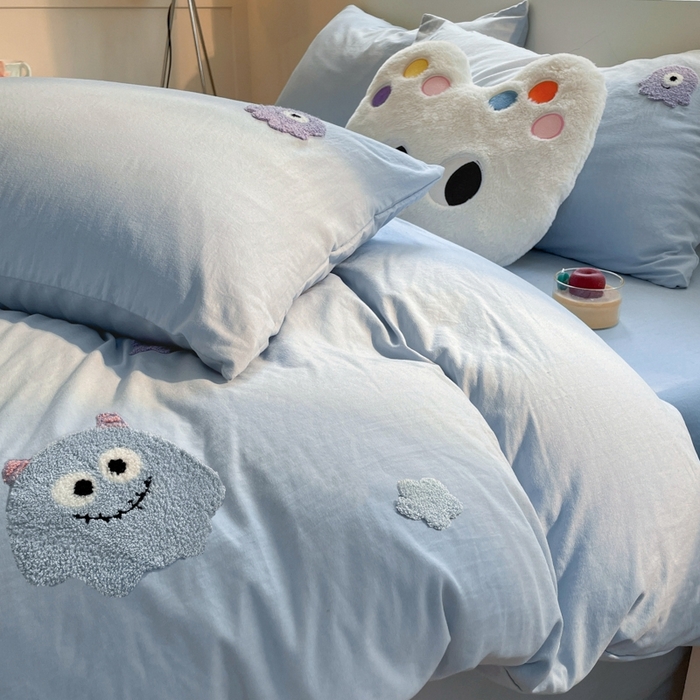 91家纺网 家纺一手货源 找家纺 葡萄家 2024新款毛巾绣水洗云朵棉萌系小怪兽四件套 小怪兽-天空蓝