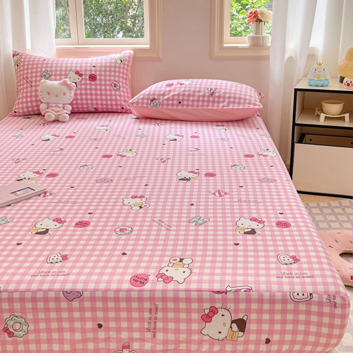 91家纺网 家纺一手货源 找家纺 博雅 2024新款三丽鸥卡通系列全棉印花床笠 小粉格KT