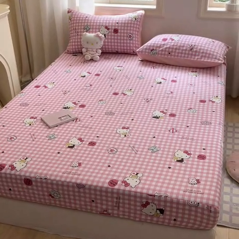 91家纺网 家纺一手货源 找家纺 博雅 2024新款三丽鸥卡通系列全棉印花床笠 小粉格KT
