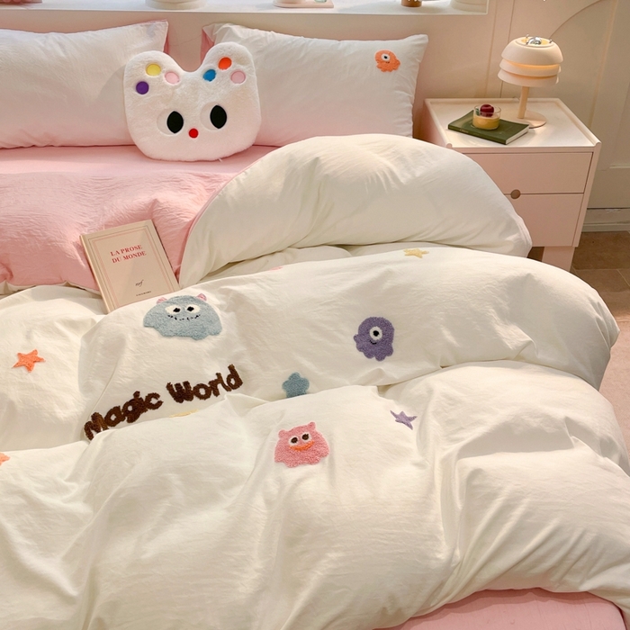 91家纺网 家纺一手货源 找家纺 葡萄家 2024新款毛巾绣水洗云朵棉萌系小怪兽四件套 小怪兽-白粉