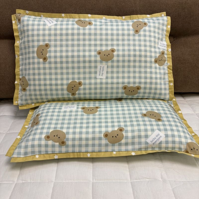 91家纺网 家纺一手货源 找家纺 2024新款A类133x72铂金全棉枕套枕头枕芯七彩童年系列 枕套+枕芯-实拍图 小熊贝拉