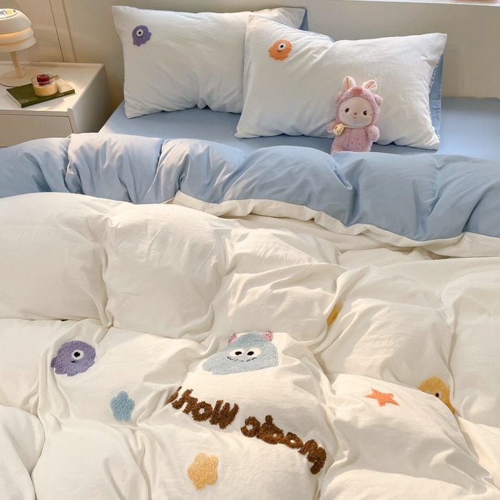 91家纺网 家纺一手货源 找家纺 葡萄家 2024新款毛巾绣水洗云朵棉萌系小怪兽四件套 小怪兽-白蓝