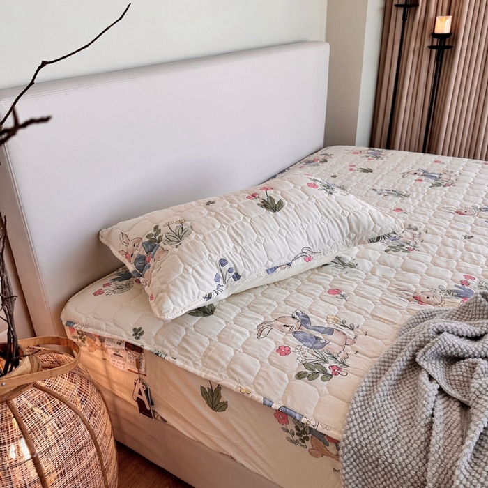 91家纺网 家纺一手货源 找家纺 兜米家居 2024新款云朵水洗纱夹棉单品床笠 花丛兔