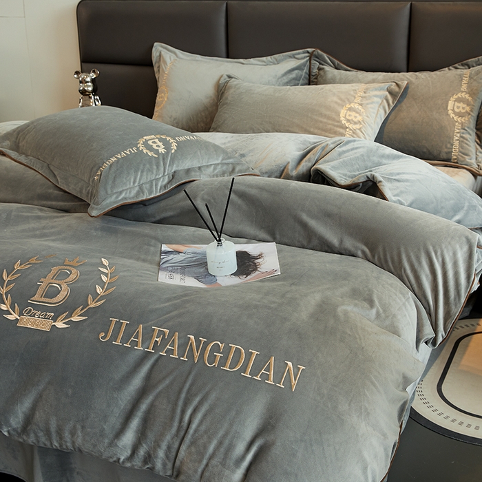 91家纺网 家纺一手货源 找家纺 绣女坊 2024新款高克重宝宝绒四件套 眷恋-灰色