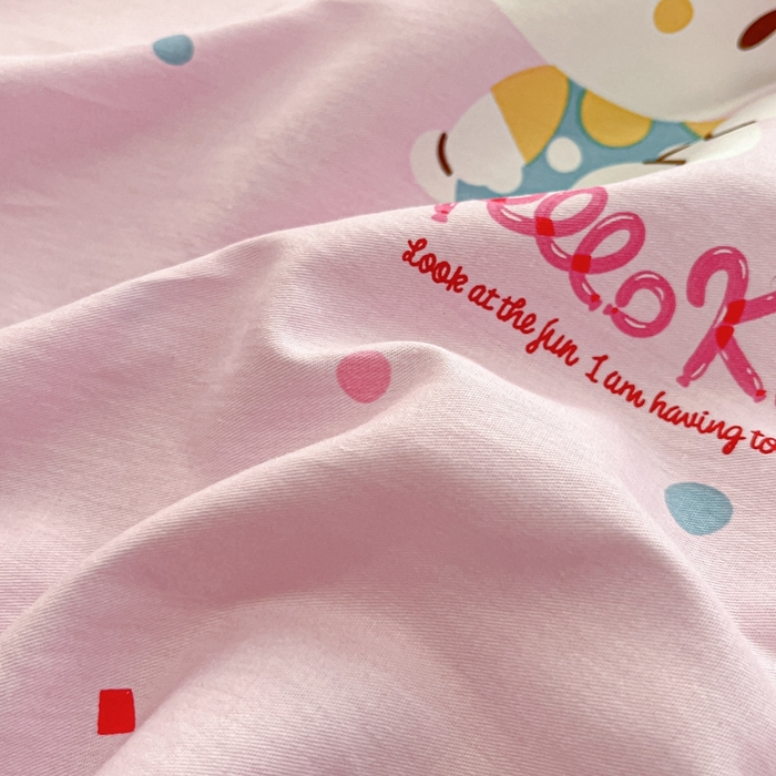 91家纺网 家纺一手货源 找家纺 博雅 2024新款三丽鸥卡通系列全棉印花床笠 小熊苹果KT