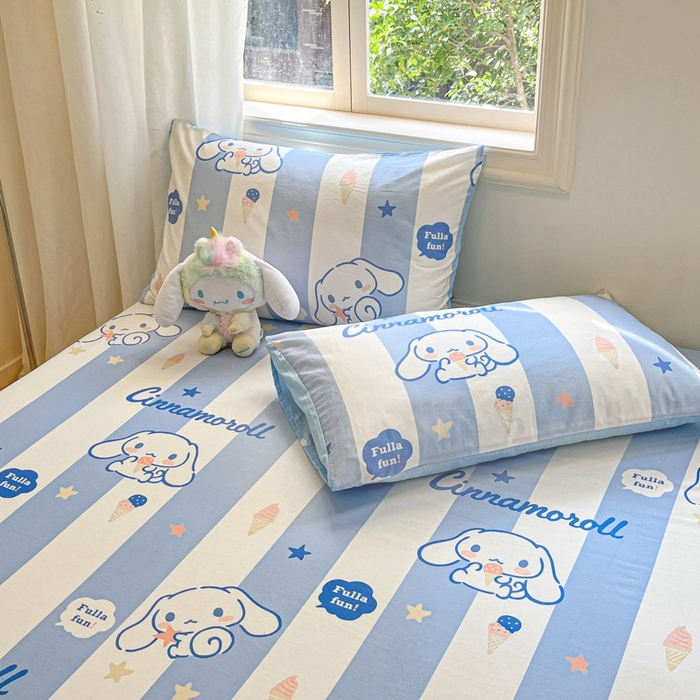 91家纺网 家纺一手货源 找家纺 博雅 2024新款三丽鸥卡通系列全棉印花床笠 蓝条纹玉桂狗