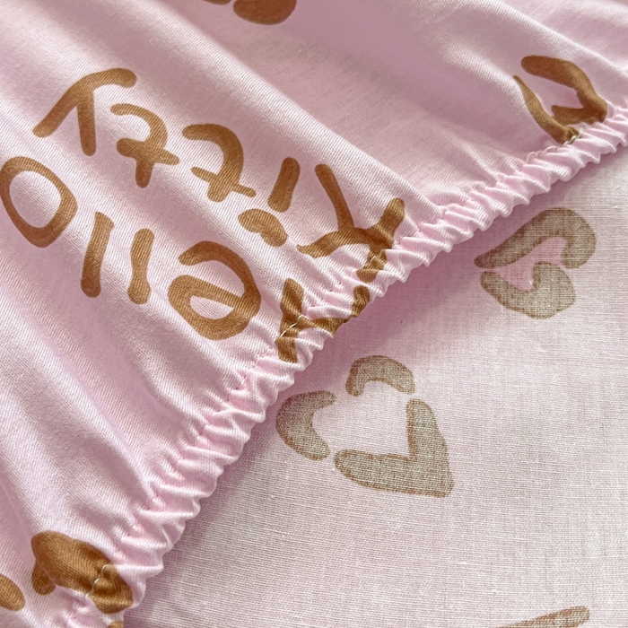 91家纺网 家纺一手货源 找家纺 博雅 2024新款三丽鸥卡通系列全棉印花床笠 心心KT